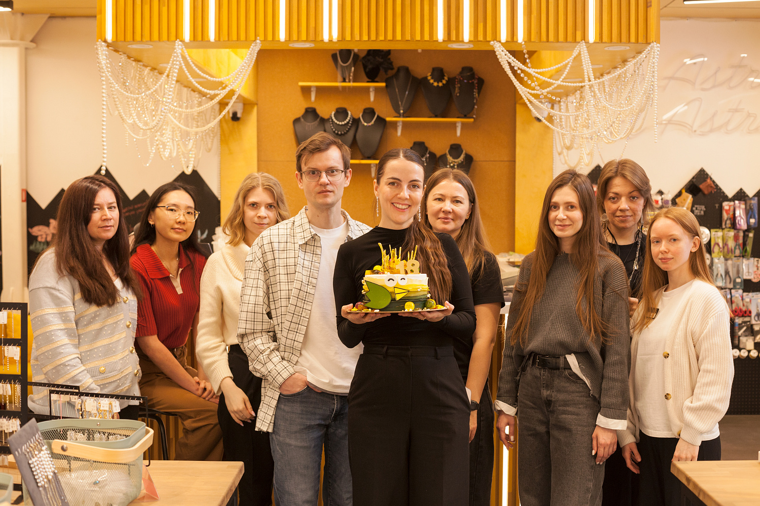 Птичке исполнилось 18 лет!